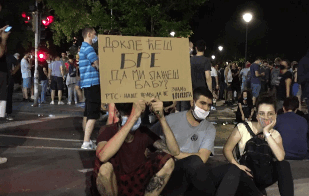 PROTEST DAN TREĆI! Demonstriraj, zaigraj, pa za pojas zadeni: Nekima prijalo kolce, a nekome falio <span style='color:red;'><b>hekler</b></span>aj (FOTO)